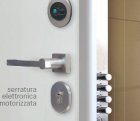 porta a porte a battente in legno verniciata